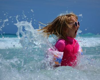 Bambina al mare